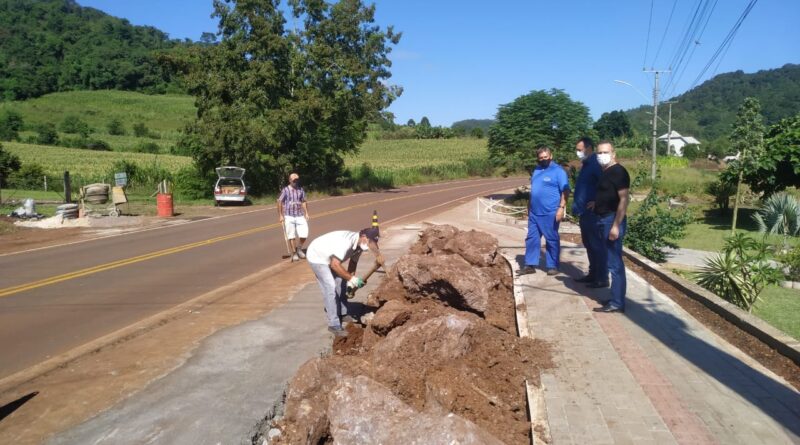 Prefeito e Vice de Mondaí acompanham obras que acontecem no Município