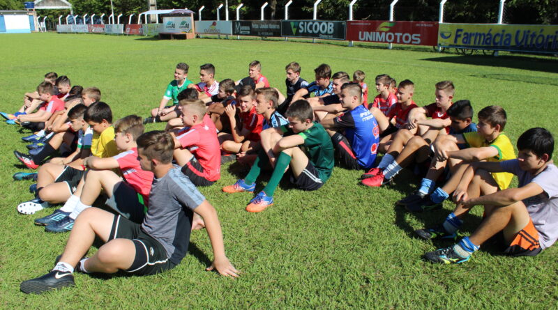 Na foto abertura da Escolinha de Futebol de Campo em 2019