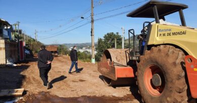 Governo Municipal de Mondaí prepara rua para pavimentação com Paver