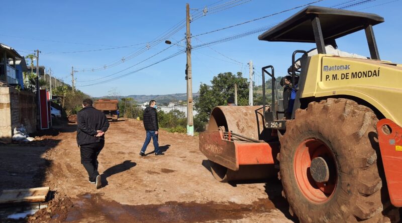 Governo Municipal de Mondaí prepara rua para pavimentação com Paver