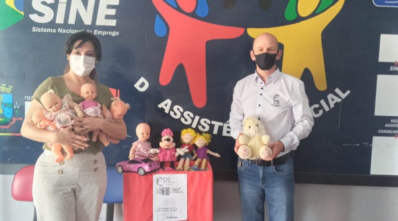 Assistência Social de Mondaí recebe arrecadação de alimentos e brinquedos realizada pela Escola Estadual Delminda Silveira