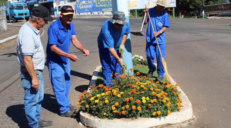 Governo de Mondaí realiza plantio de flores de verão nas praças, canteiros e rótulas