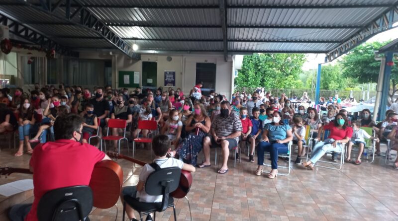 Turmas da Escola Gessy Spier Averbeck organizam Celebração de Natal