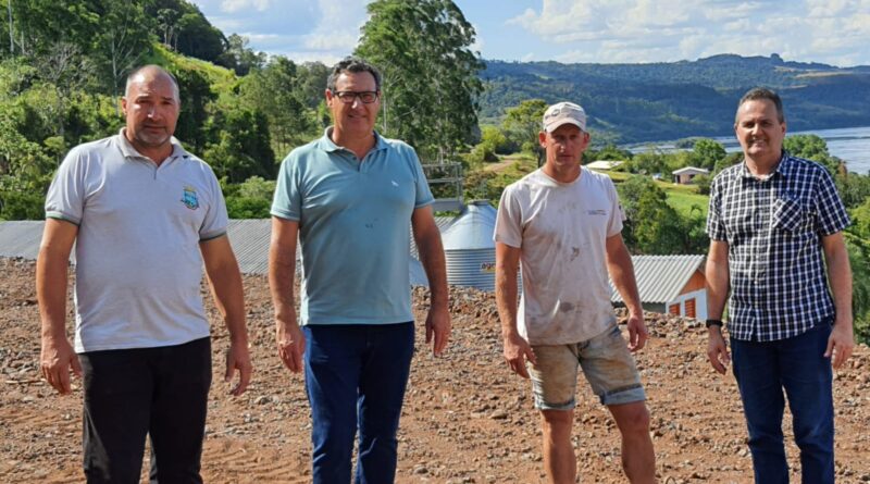 Força no Campo Prefeito e Vice visitam agricultores e fiscalizam obras de manutenção de acesso às propriedades rurais