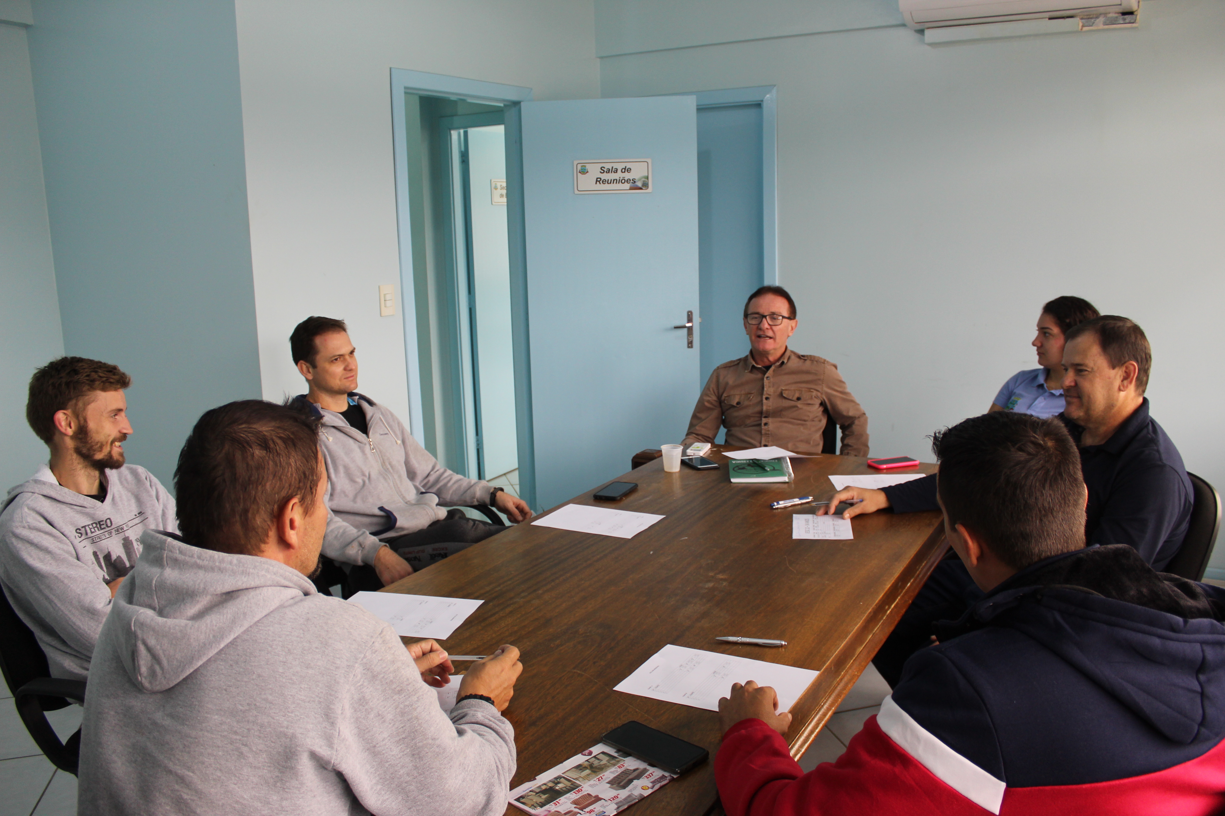 Secretário Gilmar Studt com representantes das escolas.