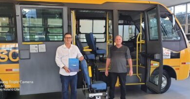 Prefeito Municipal, Valdir Rubert, acompanhado pelo Diretor de Frota, Valdemar Luedke, em Florianópolis na DVA Veículos recebendo o ônibus novo.
