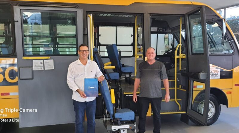 Prefeito Municipal, Valdir Rubert, acompanhado pelo Diretor de Frota, Valdemar Luedke, em Florianópolis na DVA Veículos recebendo o ônibus novo.