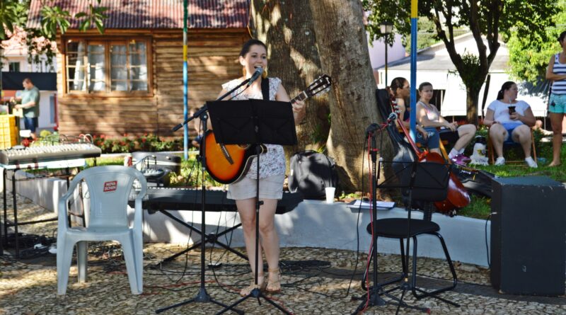 Música ao vivo no evento em comemoração ao Dia Internacional da Mulher