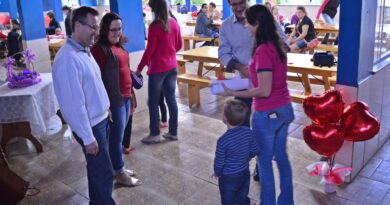 Prefeiro Valdir Rubert e Vice Alzir Slaviero recepcionam as mães na Escola Elizabeth Ramminger