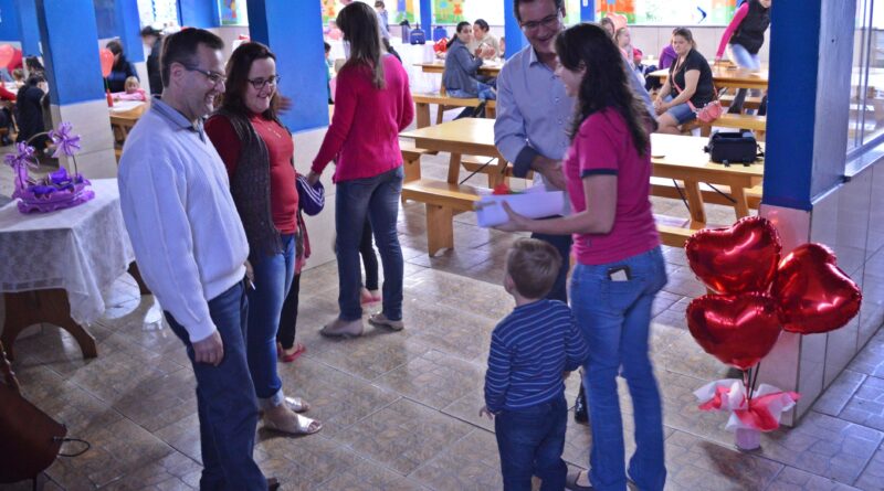 Prefeiro Valdir Rubert e Vice Alzir Slaviero recepcionam as mães na Escola Elizabeth Ramminger