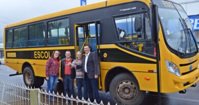 Administração Municipal recebe ônibus escolar