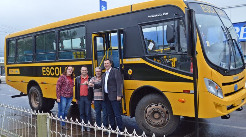 Administração Municipal recebe ônibus escolar