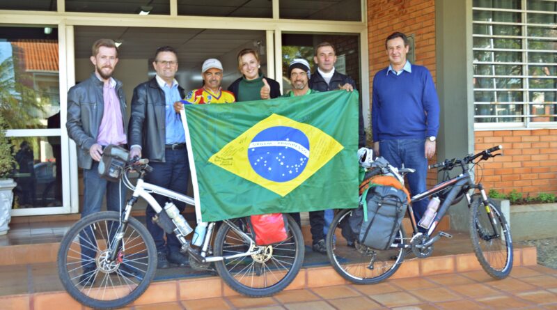 Prefeito Valdir Rubert assina bandeira do Brasil, como um gesto de carinho, para que Mondaí fique na lembrança dos irmãos colombianos