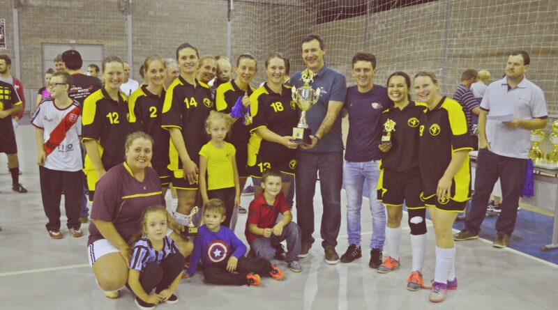 Equipe das Romeiras leva o ouro na final do municipal de futsal na categoria maduras