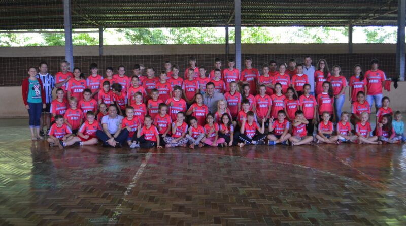 Alunos atletas das escolinhas de futsal de Mondaí recebem novos uniformes