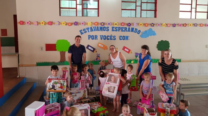 Escola de Laju e Creche Sonho Encantado recebem brinquedos novos para educação infantil