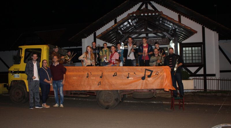 Banda Municipal realiza passeio noturno e anima moradores