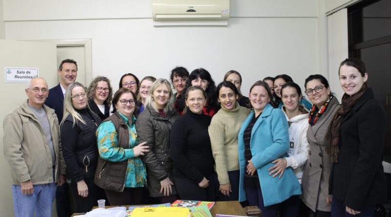 Equipes Gestoras das Escolas Municipais realizam reunião de trabalho