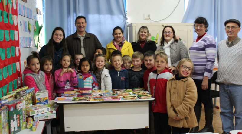 Escola Gessy Spier Averbeck recebe materiais pedagógicos para Educação Fundamental