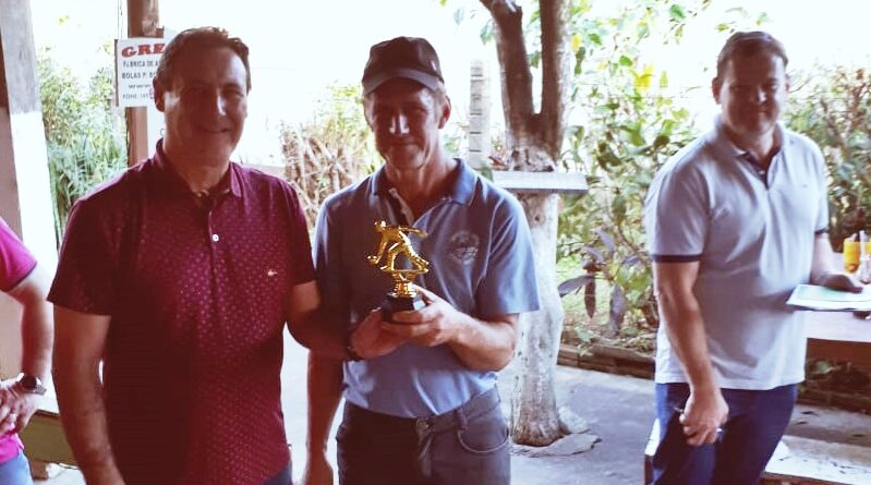 Prefeito Valdir Rubert entrega premiação na final do Campeonato Municipal de Bocha 48