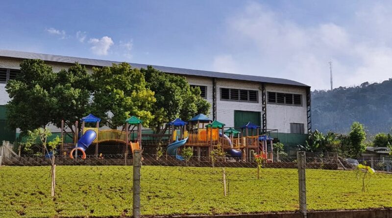 Governo Municipal conclui Área Verde da Escola Elizabeth Ramminger