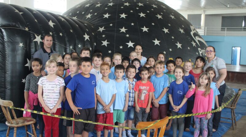 Planetário Inflável oferece aulas de astronomia para estudantes da rede Municipal de Ensino de Mondaí