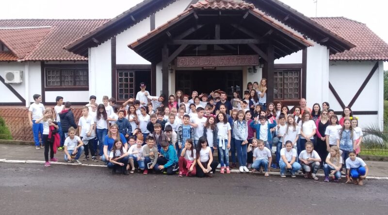 Alunos de Pinhalzinho visitam Museu de Mondaí