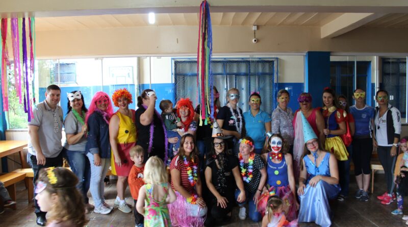 Baile de Carnaval Infantil diverte alunos das Escolas Municipais de Mondaí