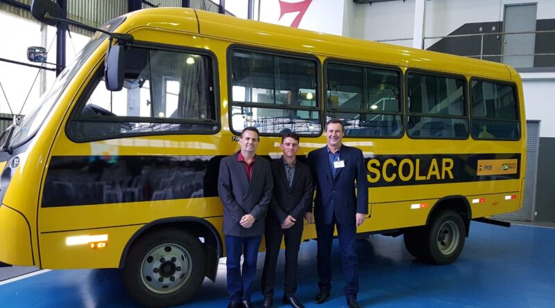 Prefeito e Vice viajam à Florianópolis e recebem Novo Ônibus Escolar
