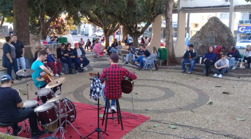 Praça Cultural movimenta a Praça Central de Mondaí