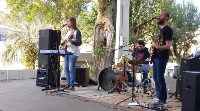 Praça Cultural reúne diversas pessoas na Praça central de Mondaí