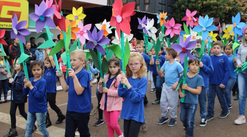 Desfile de 07 de setembro reúne Grande Público no Centro de Mondaí