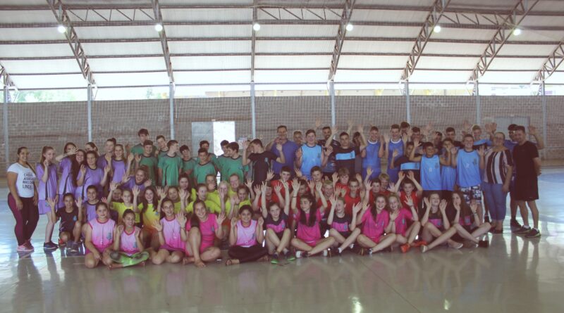 Secretaria Municipal da Educação de Mondaí entrega Novos Uniformes Esportivos aos alunos das Escolas Municipais