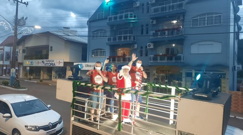 Trio elétrico com Papai Noel leva a Magia do Natal 2020 para os bairros e centro de Mondaí