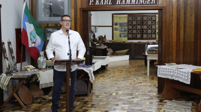 Administração Municipal de Mondaí participa de Lançamento de Livro que conta a História de Paul Ramminger, um imigrante alemão no Oeste Catarinense
