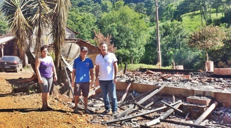 Prefeito Valdir Rubert visitando proprietário da residência onde ocorreu o incêndio