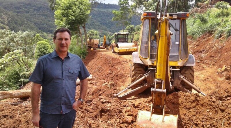 Prefeito Valdir Rubert acompanhando obra na linha Bonito