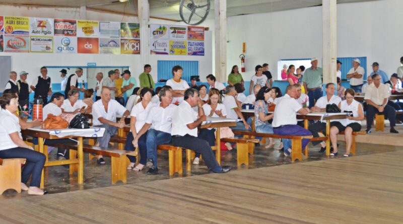 Festa do encontro dos idosos na Vila Laju