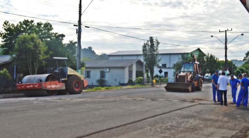 Operação Tapa-Buracos na Avenida do Engenho em Mondaí