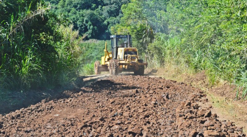 Obras sendo realizadas nas estradas da Comunidade de Linha Antas