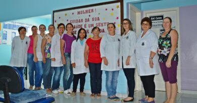 Equipe da enfermagem e algumas das mulheres que realizaram o exame