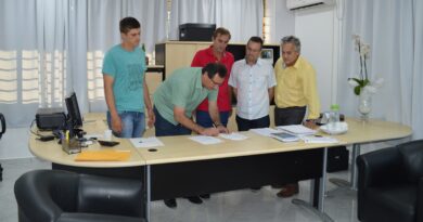 Prefeito Valdir Rubert realizando a assinatura dos documentos