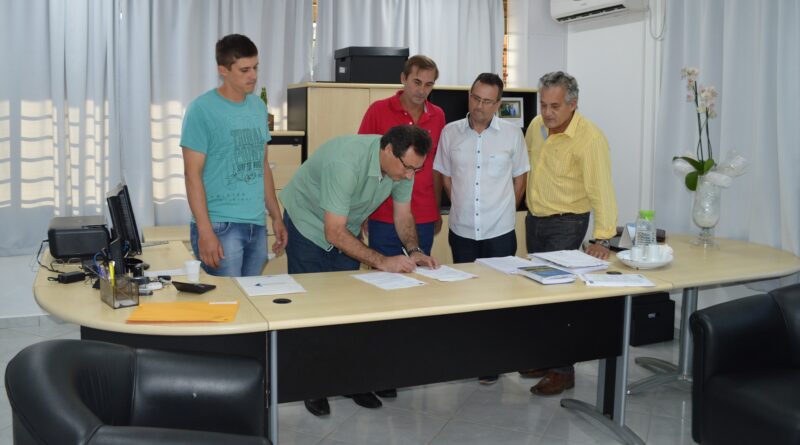 Prefeito Valdir Rubert realizando a assinatura dos documentos