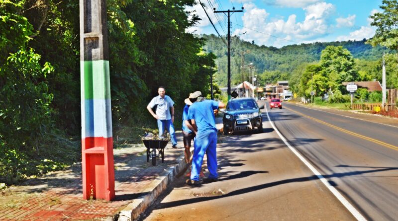 Equipe do DRM realizando a limpeza do perímetro urbano