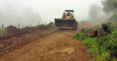 Departamento Rodoviário Municipal realiza alargamento e limpeza nas estrada da Linha Taipa Baixa, interior de Mondaí