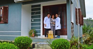 Enfermeira Caren Rodrigues e Técnica em Enfermagem Silvana Kich realizam visitas em 50 casas realizando a vacina