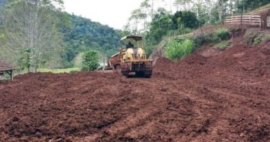 Agricultura realiza terraplenagem na comunidade de Capoeirinha