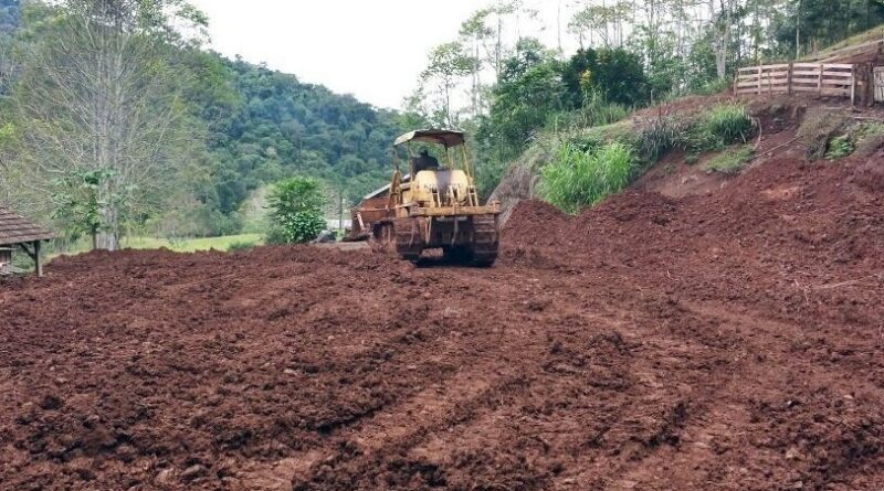 Agricultura realiza terraplenagem na comunidade de Capoeirinha