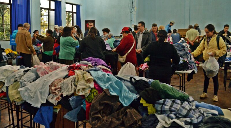 Vice-Prefeito Alzir Slaviero, representando também o Prefeito Valdir Rubert, cumprimenta as pessoas beneficiadas com a doações