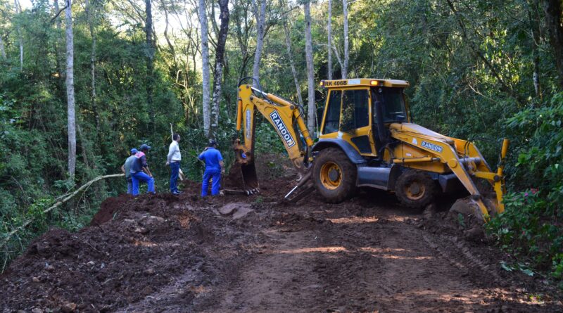 Vice-Prefeito Alzir Slaviero realiza acompanhamento das obras, na Linha Tigre, e representa o Prefeito Valdir Rubert